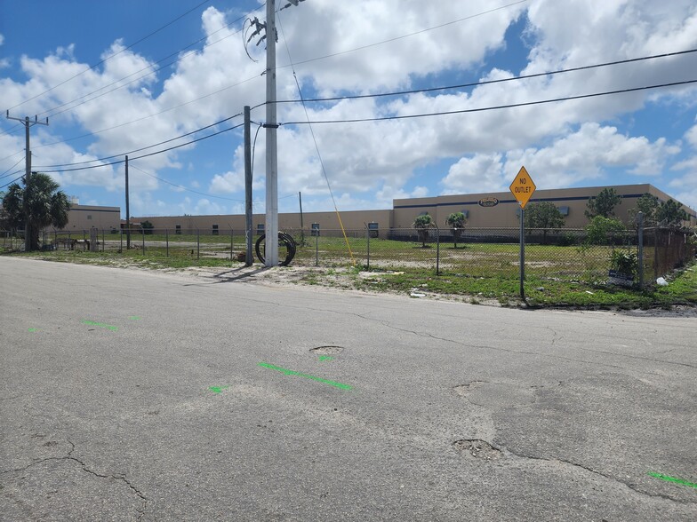 6411 NW 35th Ave, Miami, FL à louer - Photo principale - Image 2 de 7