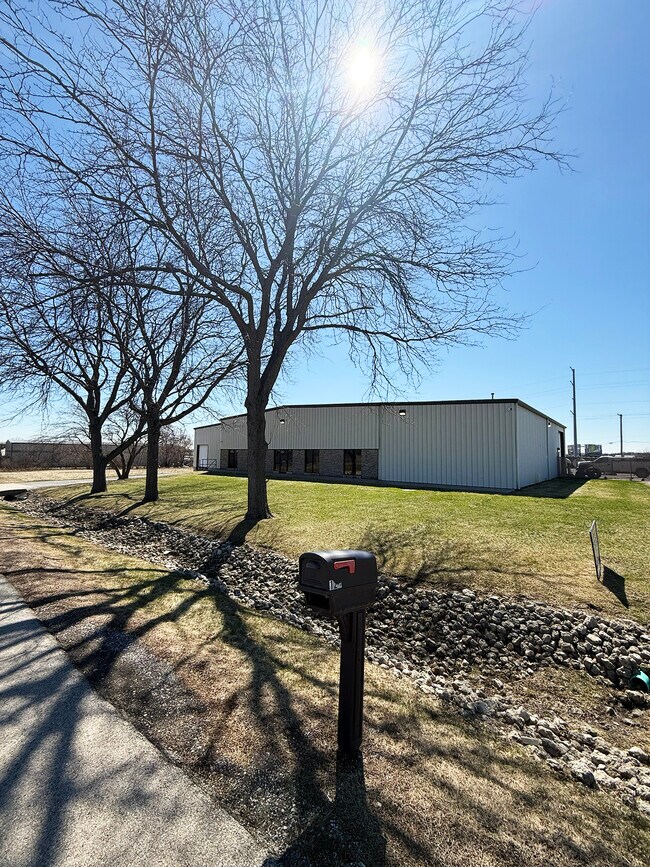 Plus de détails pour 128 Industrial Dr, Gilberts, IL - Industriel à louer
