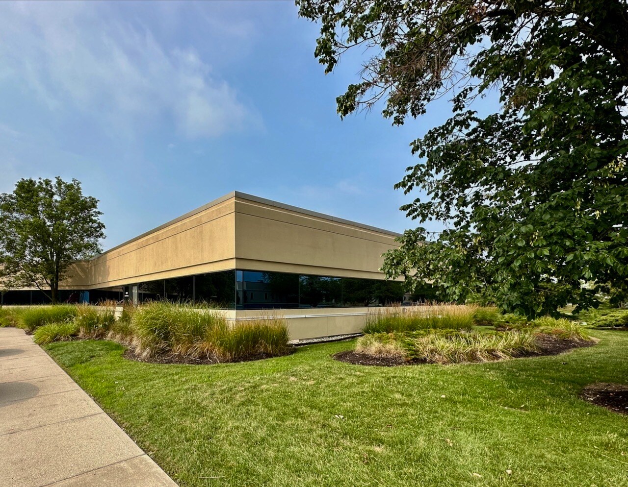 5925-5929 Lakeside Blvd, Indianapolis, IN à louer Photo du bâtiment- Image 1 de 6