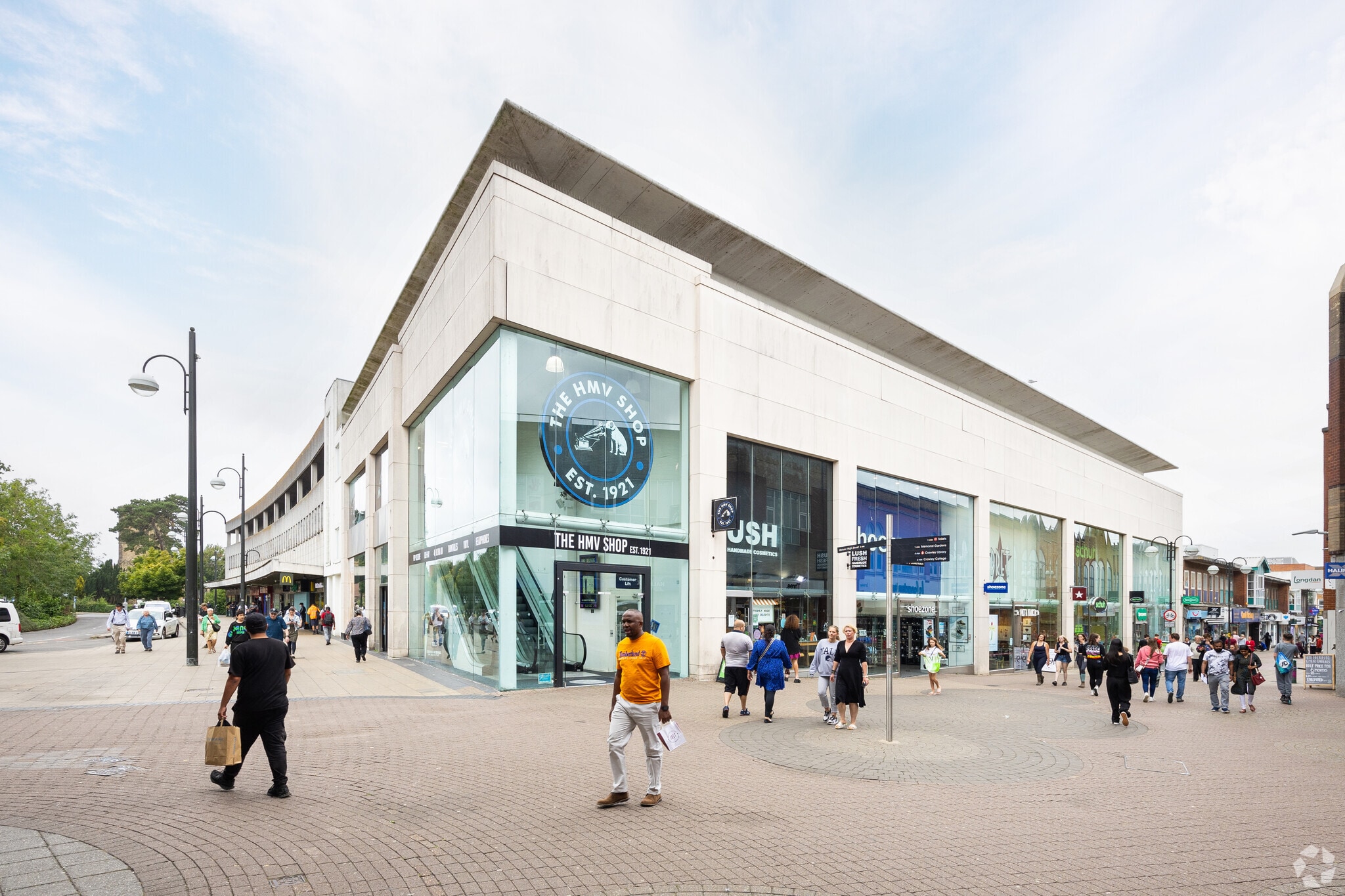 24-26 The Martletts, Crawley à louer Photo principale- Image 1 de 7