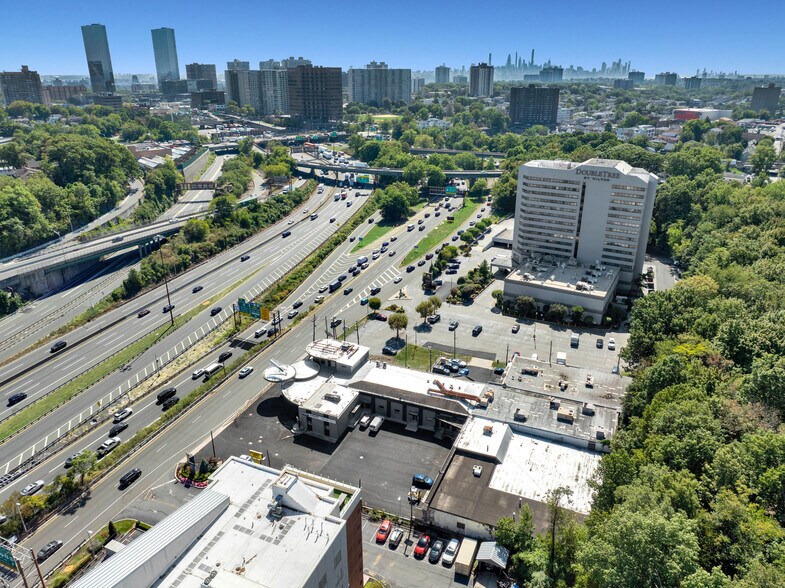 2143 Rt 4 E, Fort Lee, NJ à louer - Photo du bâtiment - Image 3 de 5