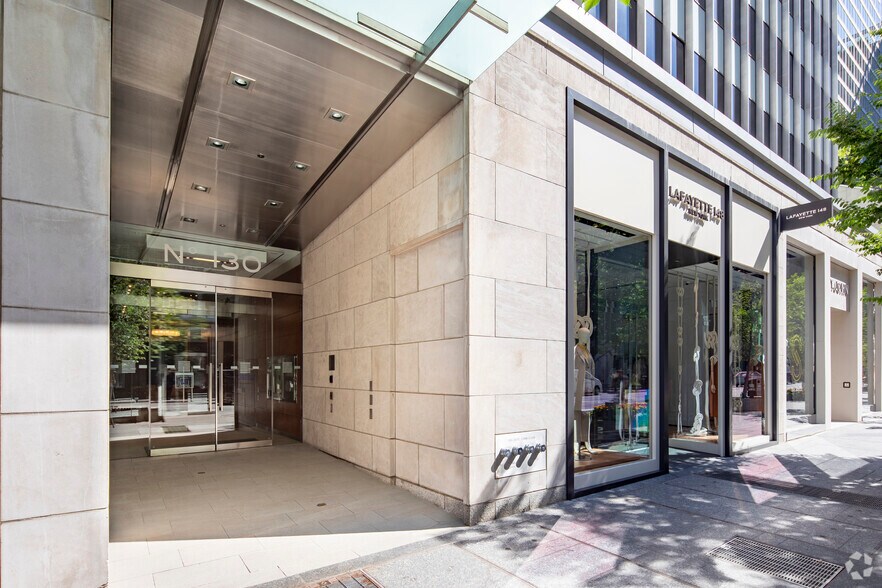 130 Bloor St W, Toronto, ON à louer - Photo du bâtiment - Image 3 de 4
