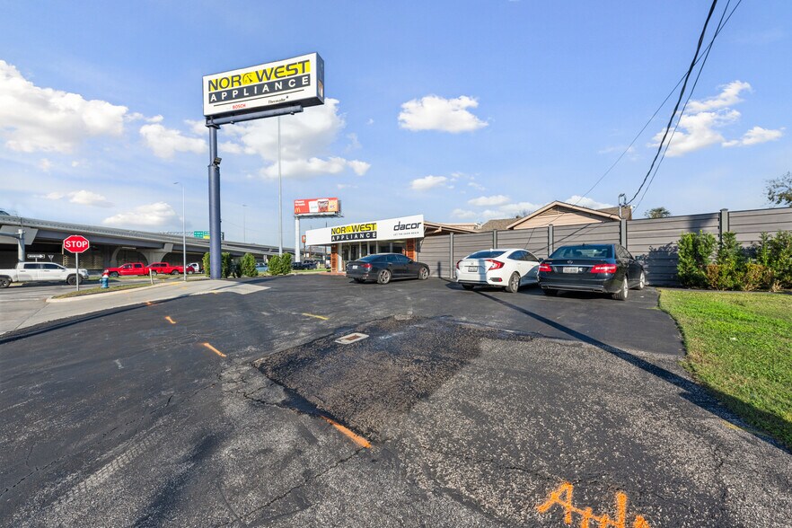 4614 Randwick Dr, Houston, TX for sale - Primary Photo - Image 1 of 32