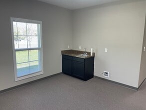 2284 Raleigh Ct, Clarksville, TN for lease Interior Photo- Image 2 of 8