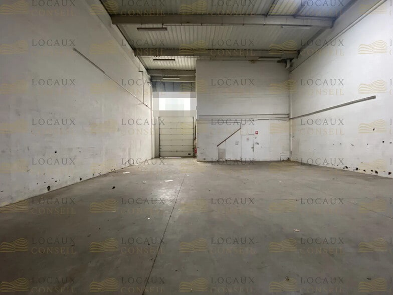 Flex in Saint-Denis for lease - Interior Photo - Image 1 of 16