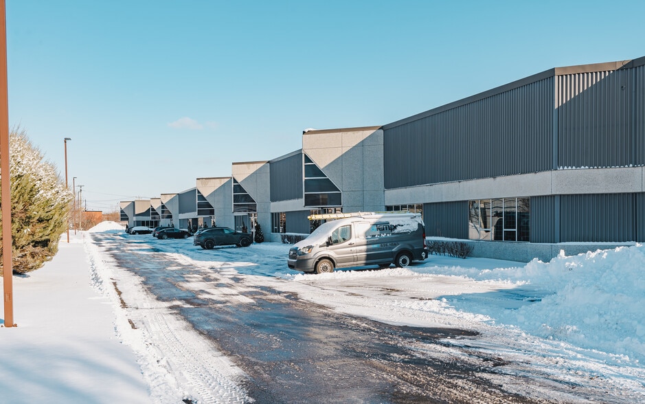1860 32e Avenue, Lachine, QC à louer - Photo du bâtiment - Image 2 de 2