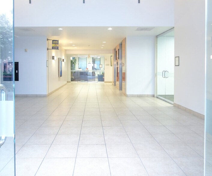 9950 Westpark Dr, Houston, TX à louer - Hall d’entrée - Image 2 de 6