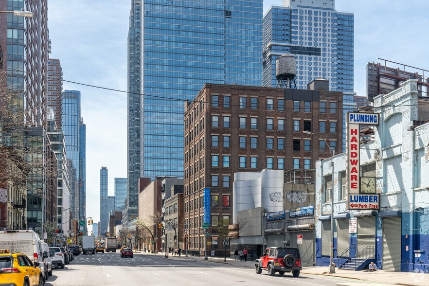 599 Eleventh Ave, New York, NY à louer - Photo du bâtiment - Image 2 de 5