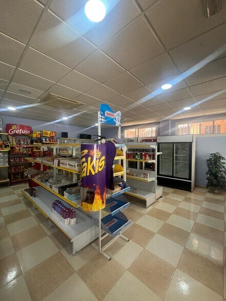 Commerce de détail dans Cáceres, Cáceres à vendre - Photo du bâtiment - Image 2 de 11