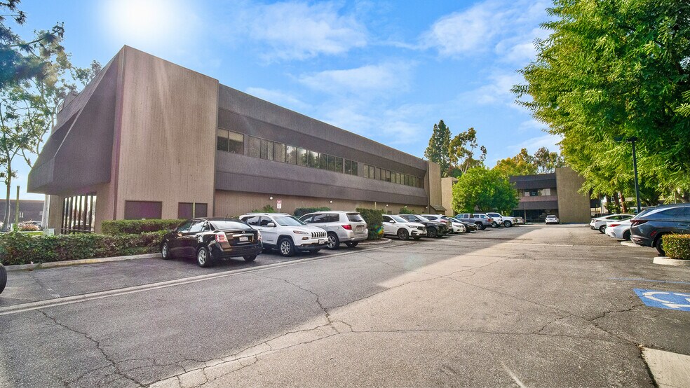 18331 Gridley Rd, Cerritos, CA à louer - Photo du bâtiment - Image 2 de 58