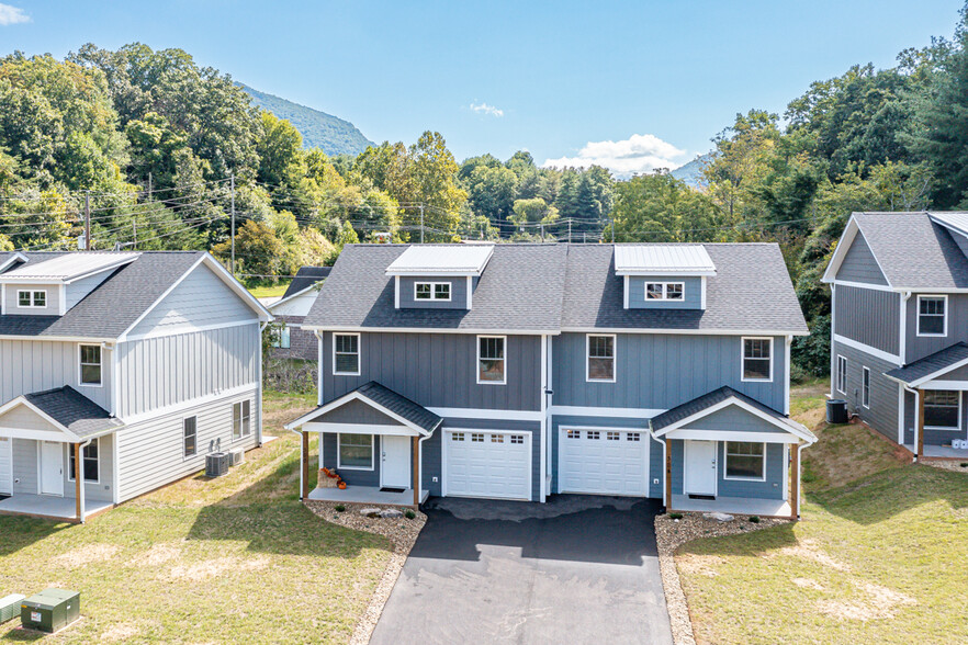 304 Jenna Clare Ln, Asheville, NC à vendre - Photo principale - Image 1 de 16