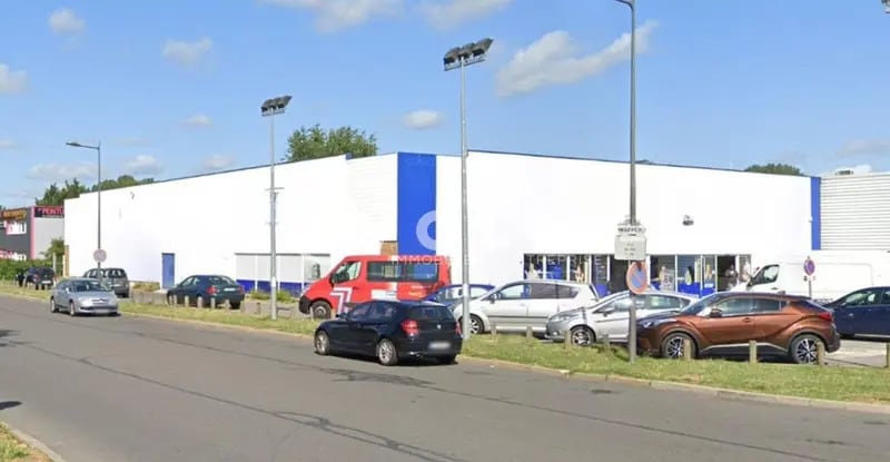 Retail in Savigny-le-Temple for lease Building Photo- Image 1 of 4