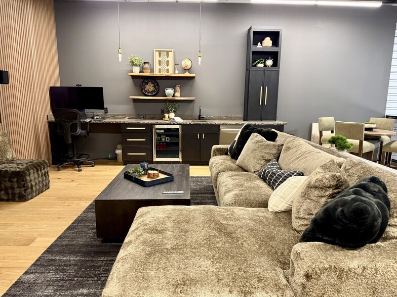 7800 E Greenway RD. Unit A105, Scottsdale, AZ à vendre - Photo du bâtiment - Image 3 de 20