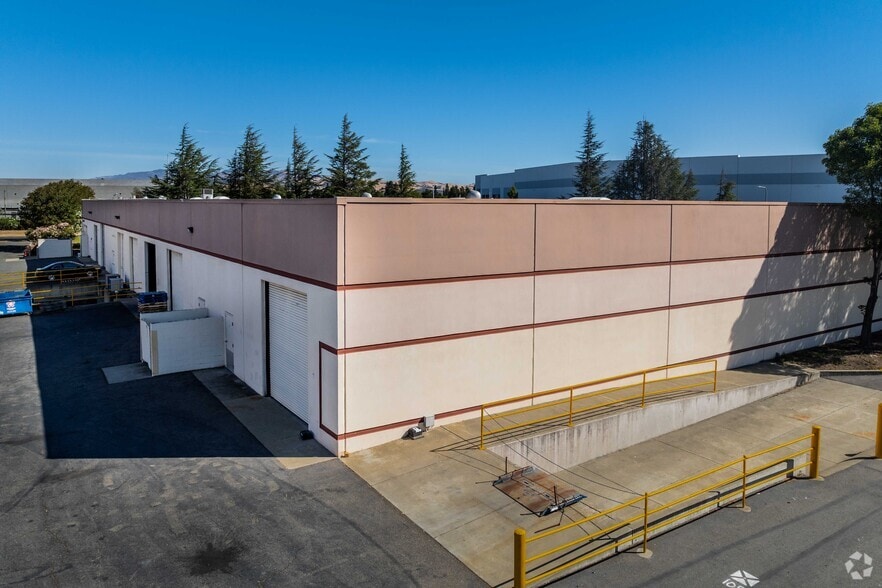 2351 N Watney Way, Fairfield, CA for lease - Primary Photo - Image 1 of 5