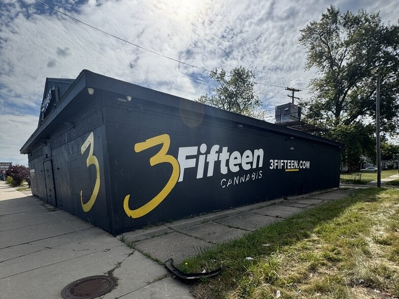 12800 8 Mile Rd, Detroit, MI for sale - Building Photo - Image 3 of 11