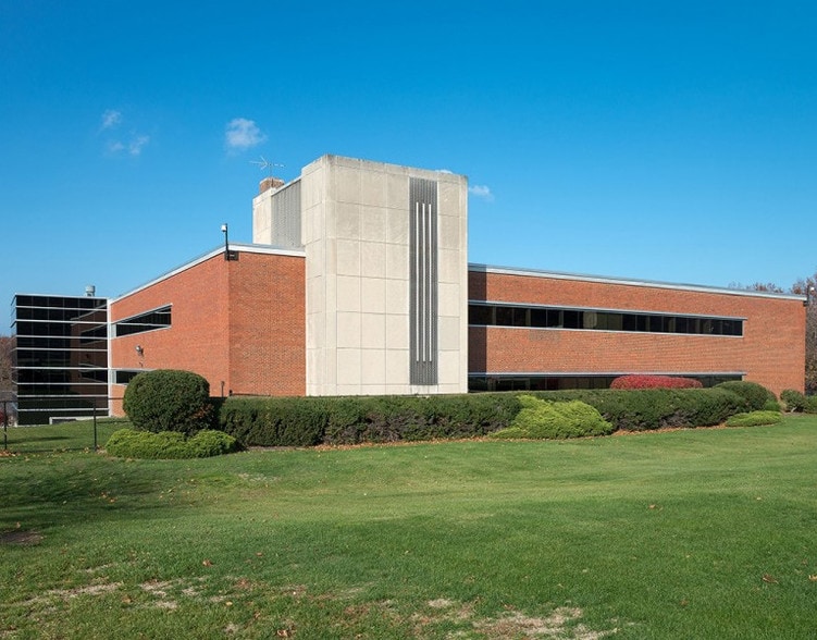 24701 Euclid Ave, Euclid, OH à vendre - Photo du bâtiment - Image 3 de 9