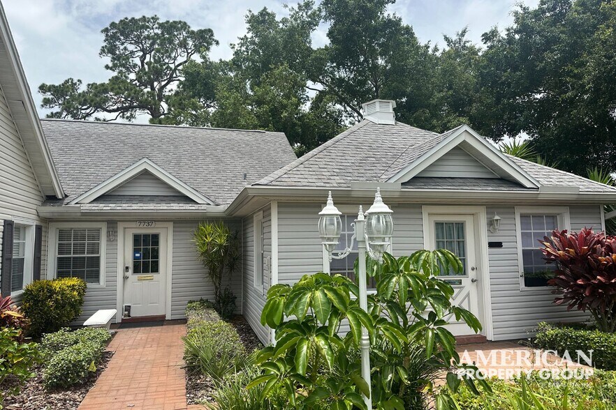 7733-7739 Holiday Dr, Sarasota, FL à vendre - Photo du bâtiment - Image 2 de 4