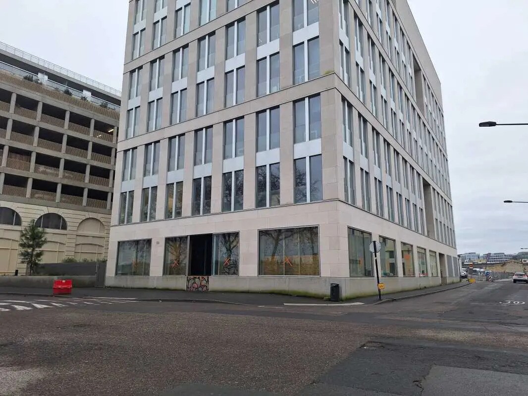 Retail in Bordeaux for lease Building Photo- Image 1 of 7