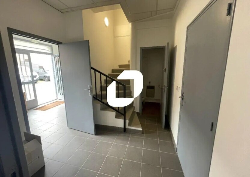 Flex in Émerainville for lease - Interior Photo - Image 2 of 5