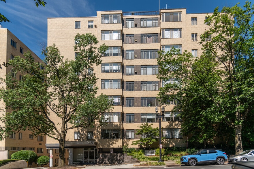 2712 Wisconsin Ave NW, Washington, DC à vendre - Photo du bâtiment - Image 2 de 29