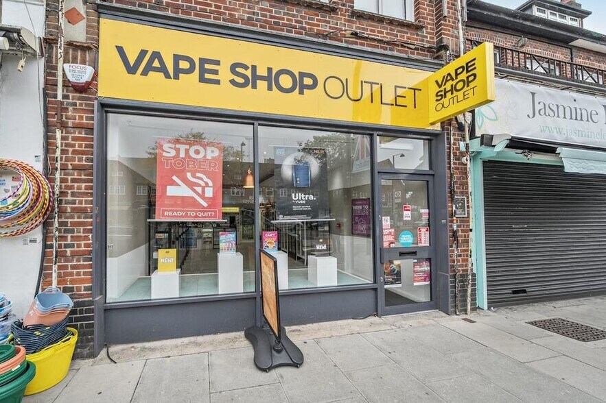 161 Field End Rd, Pinner à louer - Photo du bâtiment - Image 3 de 9