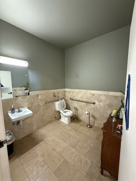 28350 Roadside Dr, Agoura Hills, CA à vendre - Photo intérieure - Image 3 de 14