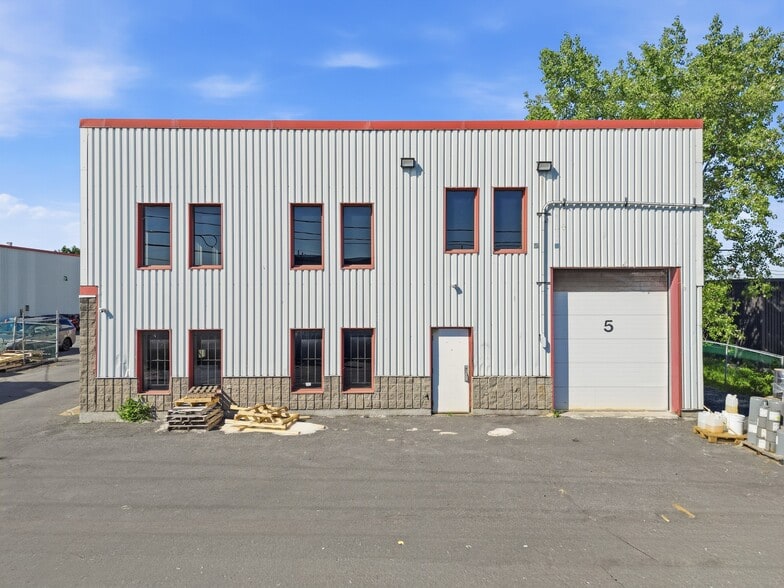 605 Boul Guimond, Longueuil, QC for sale - Building Photo - Image 2 of 16