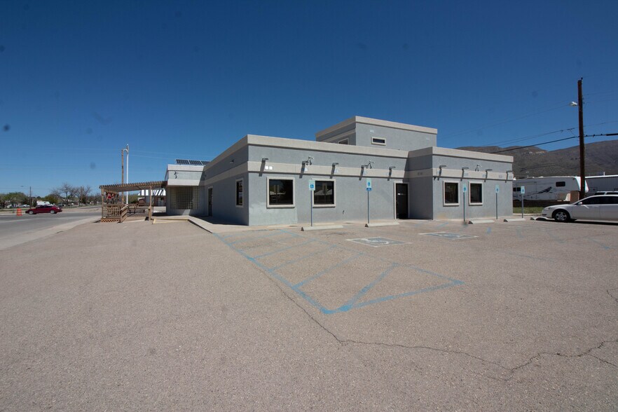 2010 Pecan Dr, Alamogordo, NM à vendre - Photo du bâtiment - Image 2 de 16