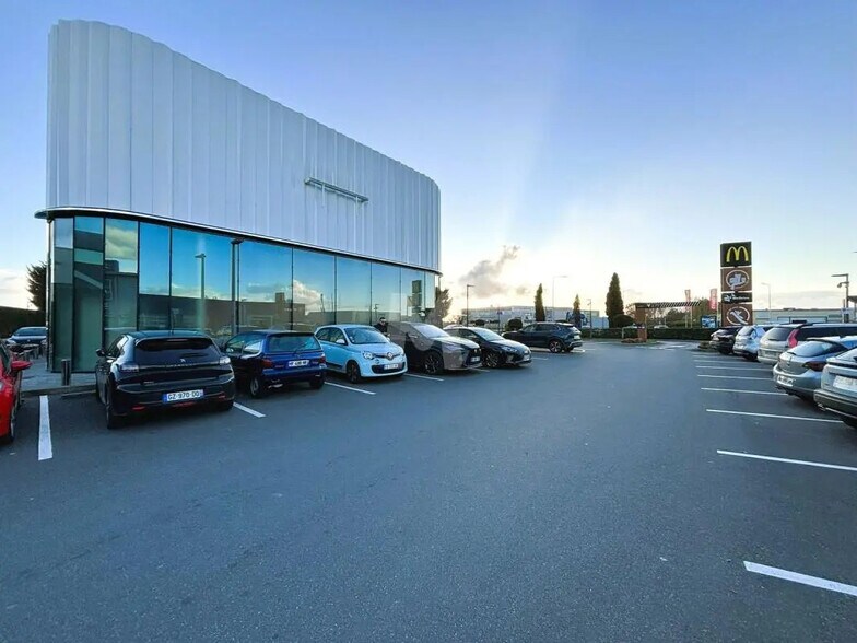 Commerce de détail dans Sainte-Geneviève-des-Bois à louer - Photo du bâtiment - Image 2 de 9