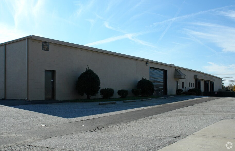 110 E Meadowview Rd, Greensboro, NC à louer - Photo du bâtiment - Image 1 de 21