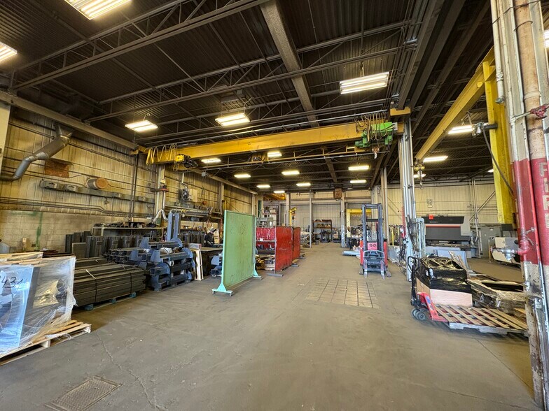 8011 Davies Rd NW, Edmonton, AB à vendre - Photo du bâtiment - Image 3 de 5