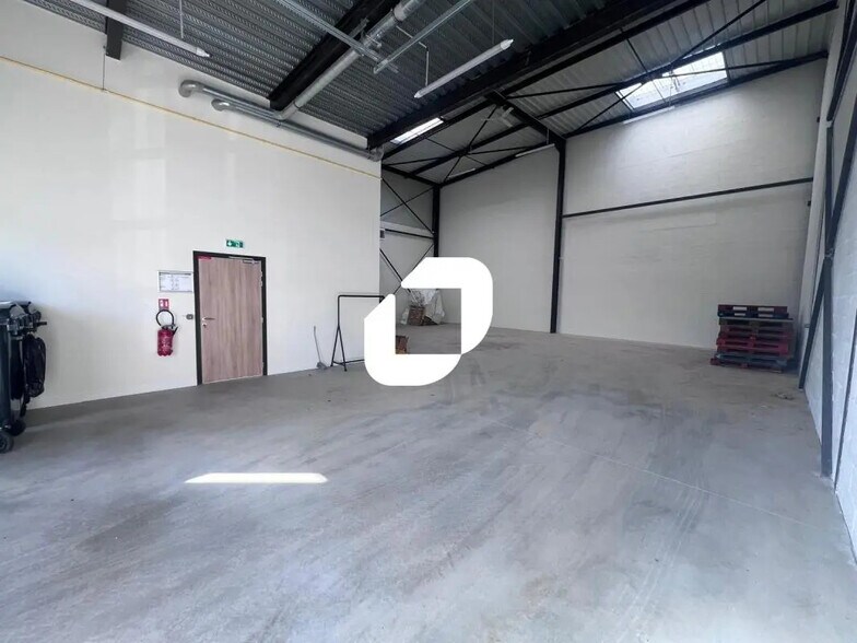 Flex in Collégien for lease - Building Photo - Image 2 of 11