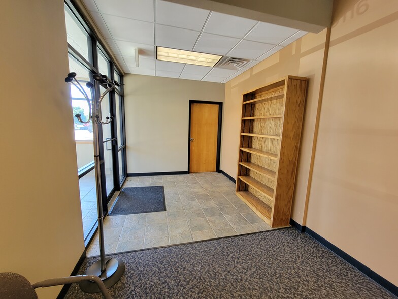 5120 S Solberg Ave, Sioux Falls, SD for lease - Interior Photo - Image 2 of 28