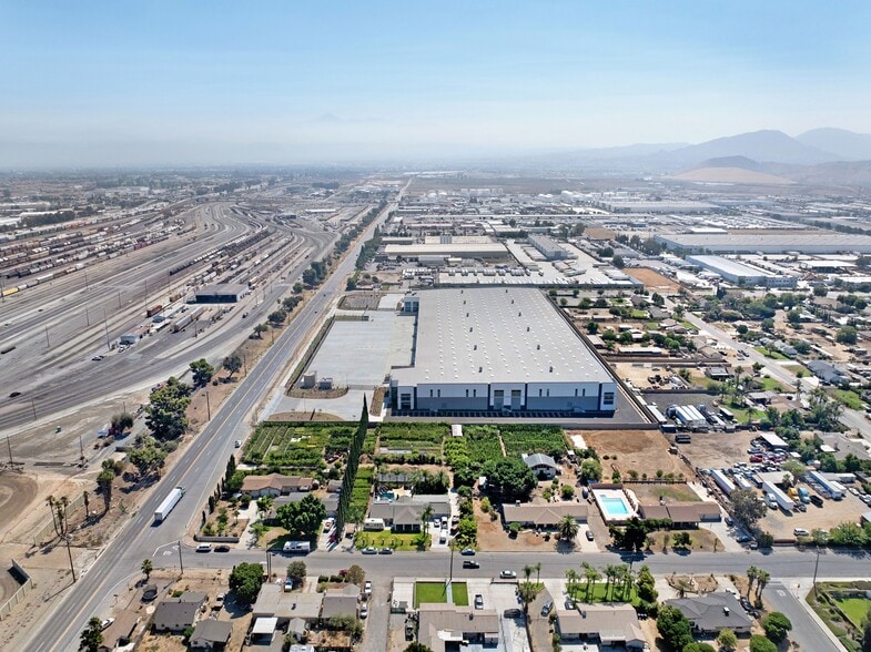 19275 Slover Ave, Bloomington, CA for lease - Building Photo - Image 3 of 5