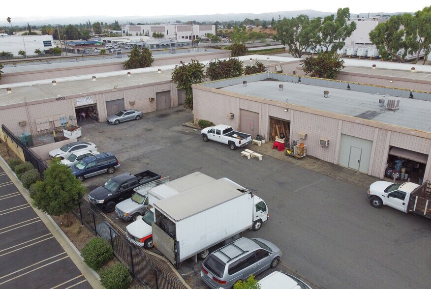 Brooks Commerce Center portefeuille de 4 propriétés à vendre sur LoopNet.ca - Photo du bâtiment - Image 2 de 6