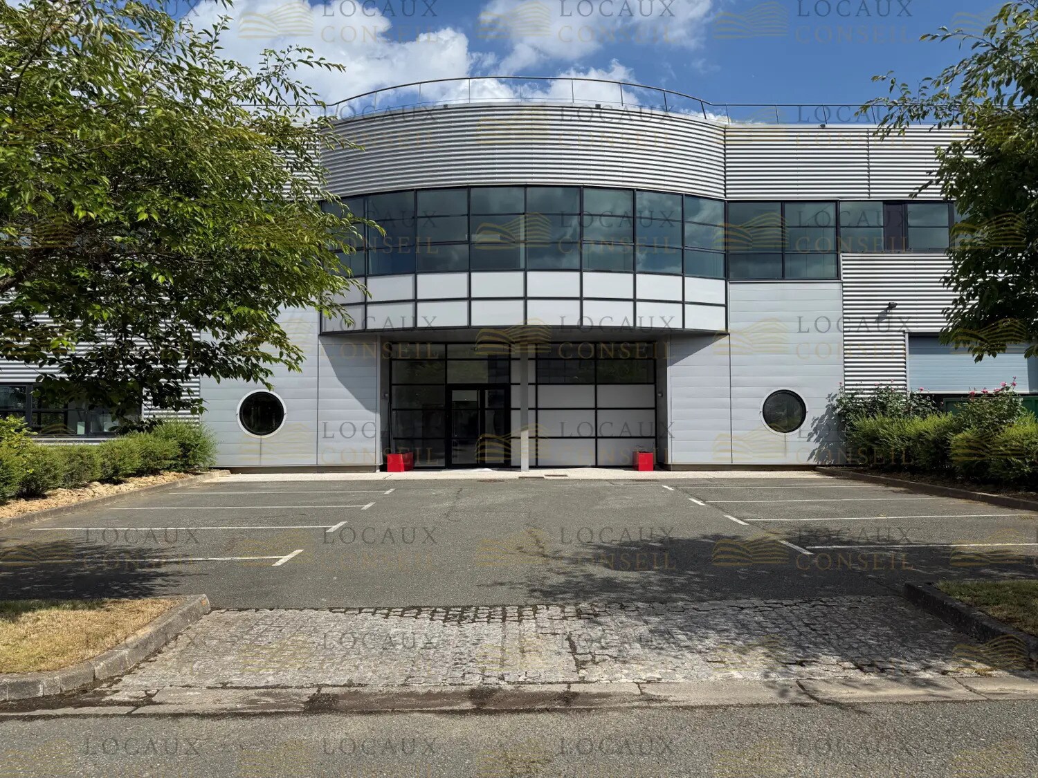 Flex in Élancourt for lease Building Photo- Image 1 of 10
