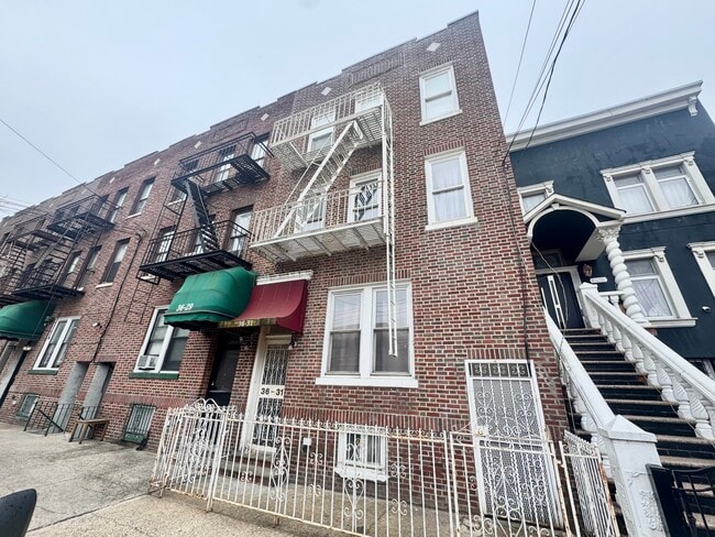 Plus de détails pour 36-31 30th St, Astoria, NY - Multi-résidentiel à vendre
