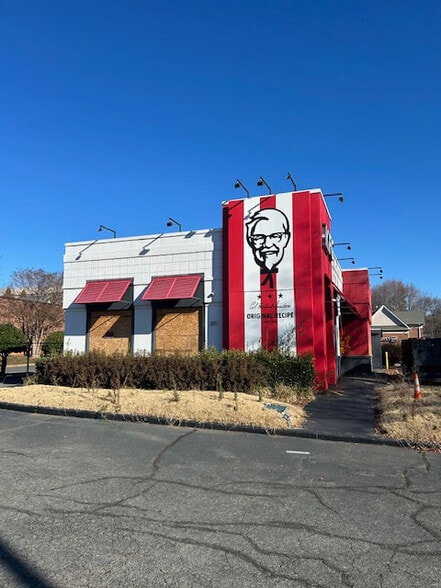 321 E Woodlawn Rd, Charlotte, NC for lease - Building Photo - Image 3 of 6