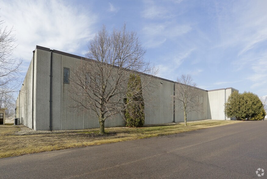 1325 S Frandsen Ave S, Rush City, MN à louer - Photo du bâtiment - Image 3 de 11