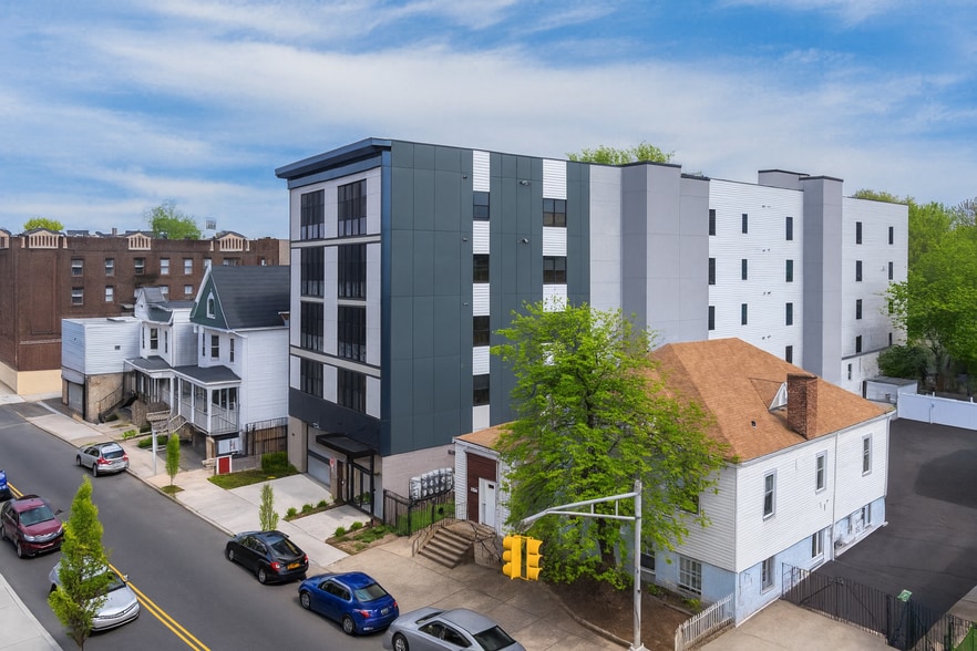 144 Bergen Ave, Jersey City, NJ for sale - Building Photo - Image 2 of 15