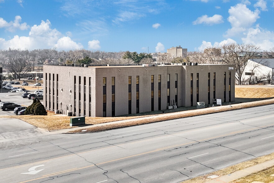 2910 Westown Pky, West Des Moines, IA for lease - Building Photo - Image 2 of 5