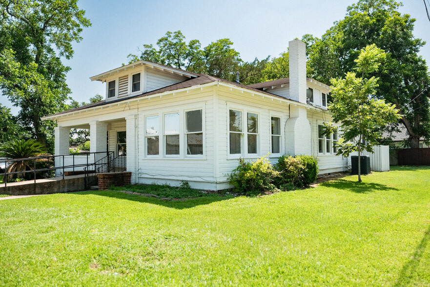 1119 Smith St, Waller, TX for lease - Building Photo - Image 1 of 4