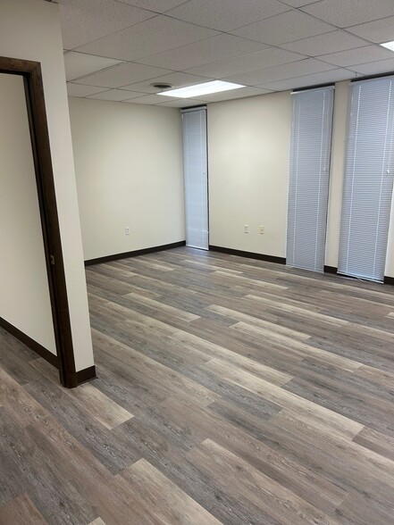 15 Prestbury Sq, Newark, DE for lease - Interior Photo - Image 3 of 8