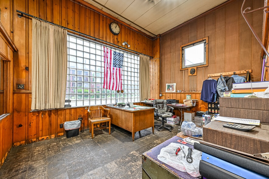 242 Merchant St, Ambridge, PA for sale - Building Photo - Image 3 of 22