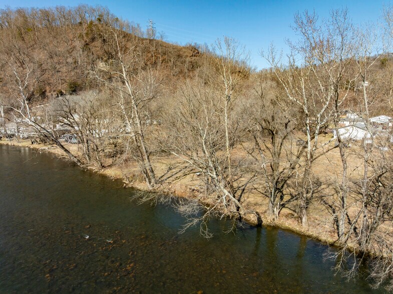 215 Lovers Ln, Elizabethton, TN à vendre - Photo du bâtiment - Image 2 de 16