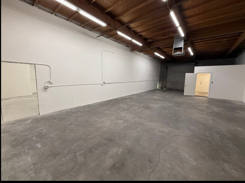 2853-2855 S 44th St, Phoenix, AZ for lease - Interior Photo - Image 3 of 5