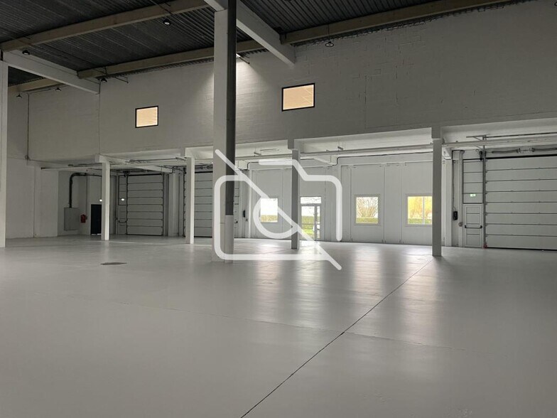 Industrial in Villeneuve-d'Ascq for lease - Interior Photo - Image 1 of 18