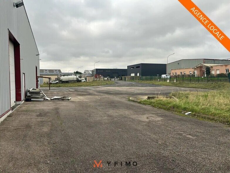 Local d'activités dans Magny-en-Vexin à vendre - Photo du bâtiment - Image 2 de 12