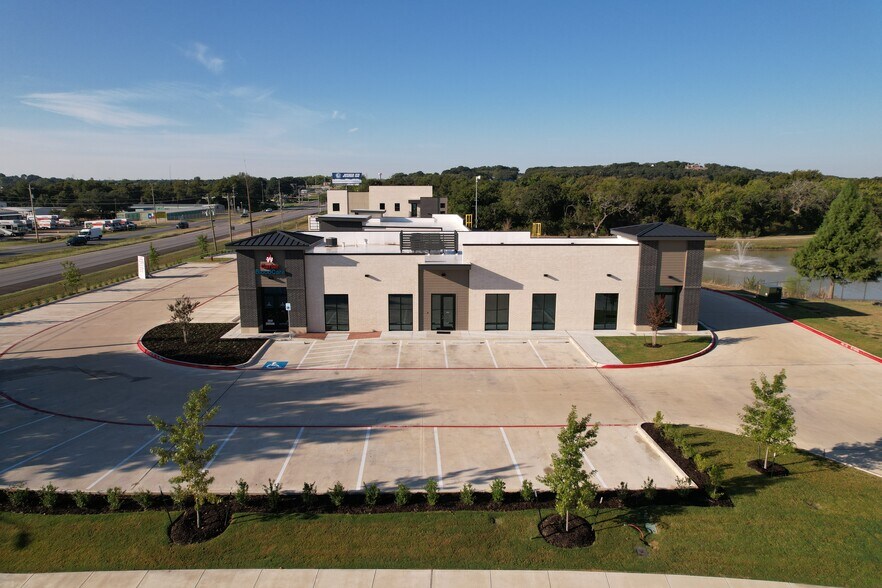 2870 SW Wilshire Blvd, Burleson, TX à louer - Photo du bâtiment - Image 2 de 5