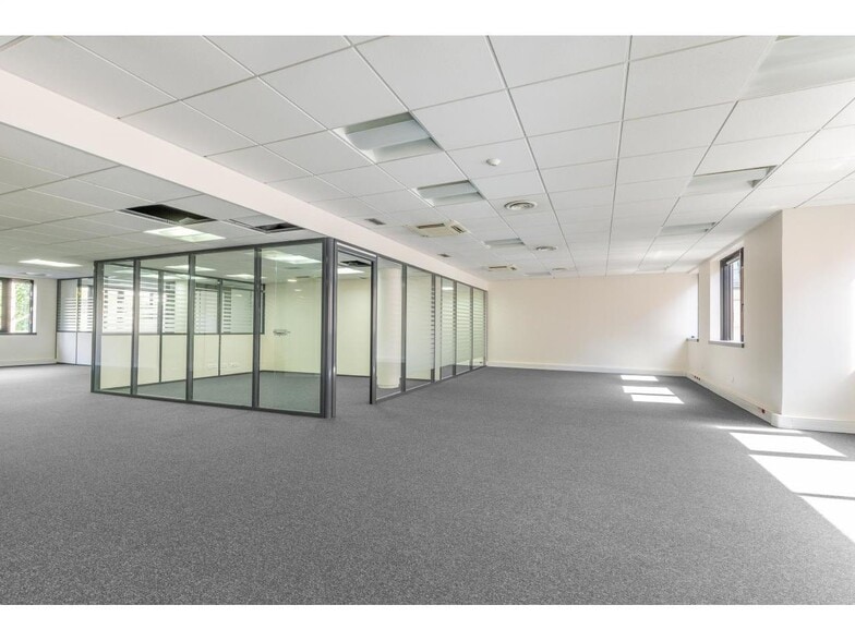 7-9 Rue Auguste Gervais, Issy-les-Moulineaux for lease - Interior Photo - Image 3 of 13